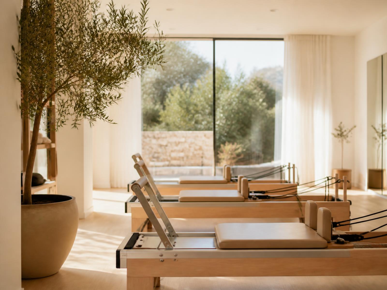 Aula de Pilates em estúdio com luz natural
